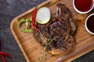 Tahtaya sos ve biberli sulu biftek..