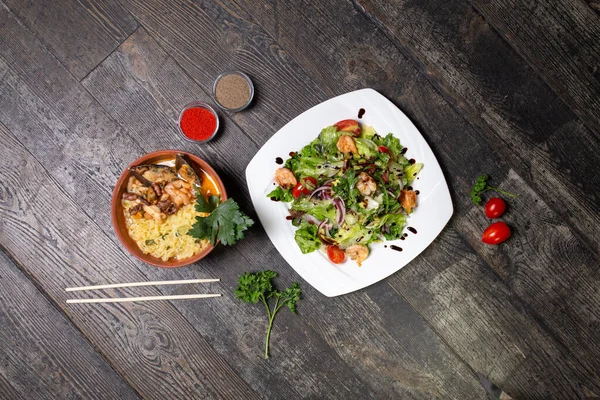 Salade Avec Crevettes Herbes Une Assiette Avec Ramen Sur Fond — Photo