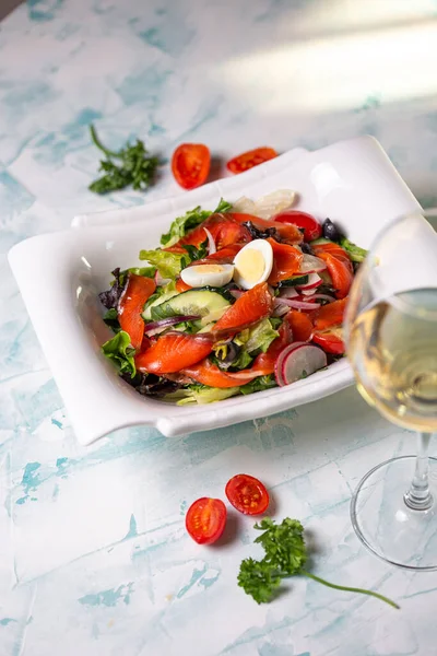 Salade Légumes Avec Filet Saumon Dans Une Assiette Blanche Sur — Photo