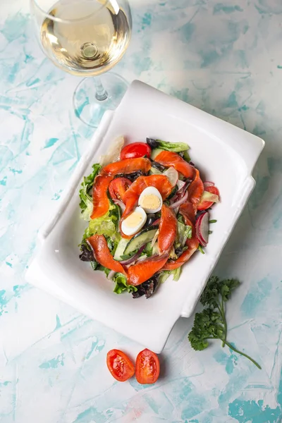 Salade Légumes Avec Filet Saumon Dans Une Assiette Blanche Sur — Photo