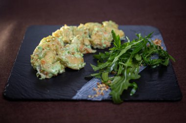 Wasabi soslu karides ve kara tahtada roka..