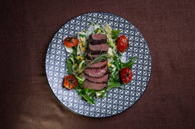 Sebzelerle ızgara sığır eti dilimleme.