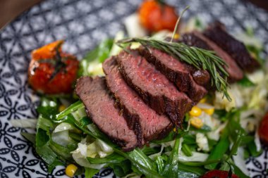 Sebze ve otlarla dilimlenmiş lezzetli et yakın plan..