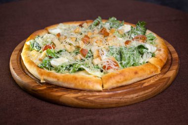Yumurtalı pizza ve yeşil vejetaryen salatası.