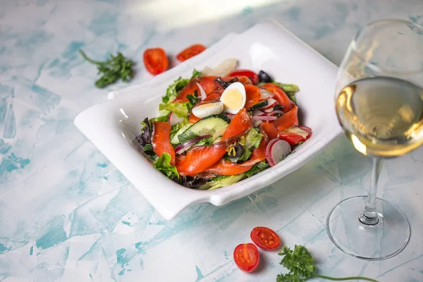 Salade Légumes Avec Filet Saumon Dans Une Assiette Blanche Sur — Photo