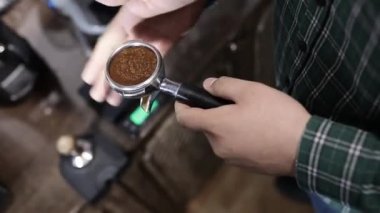 Barista kahve makinesini canlı yapma sürecinde.