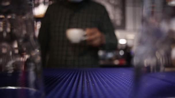 Barista Sirve Capuchino Huésped Bar — Vídeo de stock