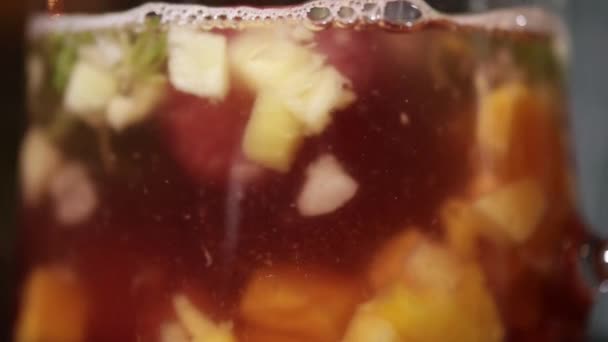 Il processo di preparazione del tè alla frutta in una teiera di vetro primo piano — Video Stock