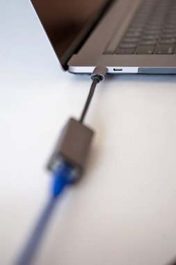 ethernet - beyaz arkaplanda dizüstü bilgisayar için c tipi adaptör