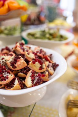 Nar, meyveli beyaz bir tabakta kırılmış..