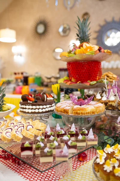 Desserts et fruits sur la table dans le restaurant au déjeuner d'affaires — Photo