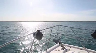 Yatın pruvası yazın suda yüzer..