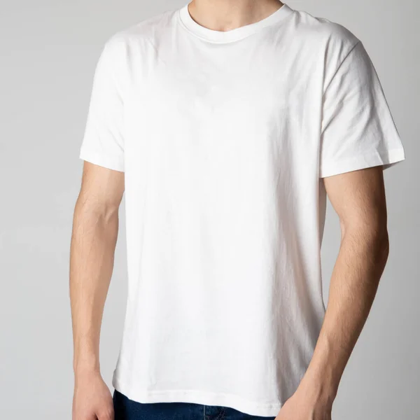 白色背景男性模特上的白色男式T恤 — 图库照片