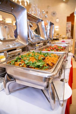 Baharatlı Kore havucu, otlu ve soslu mamrit..