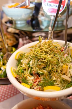 Salata soslu, sebzeli ve patatesli.