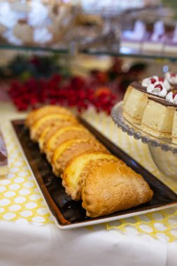 Masadaki siyah tabakta şekerli kurabiyeler..