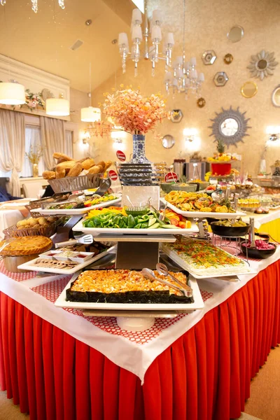 Güzel bir restoranda farklı yemekler ve açık büfe masası..