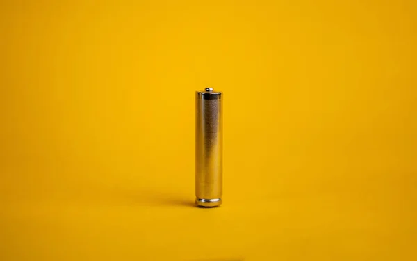Bateria Aaa Metal Fundo Amarelo — Fotografia de Stock