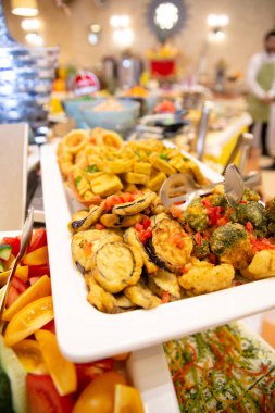 Bir kafedeki açık büfede hamurda pişmiş patlıcan..