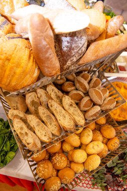 Kafenin vitrininde ekmek, çörek ve somun ekmek var.