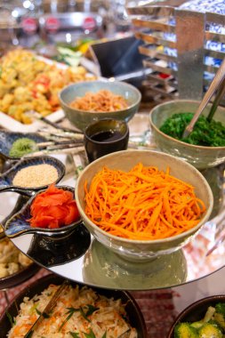 Açık büfede baharatlı Kore havucu..