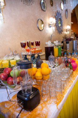 Lokantada taze sıkılmış meyve suyu ve taze taze içeceklerle dolu bir masa..