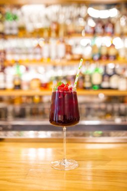Restoran barında kırmızı yaban mersini kokteyli..