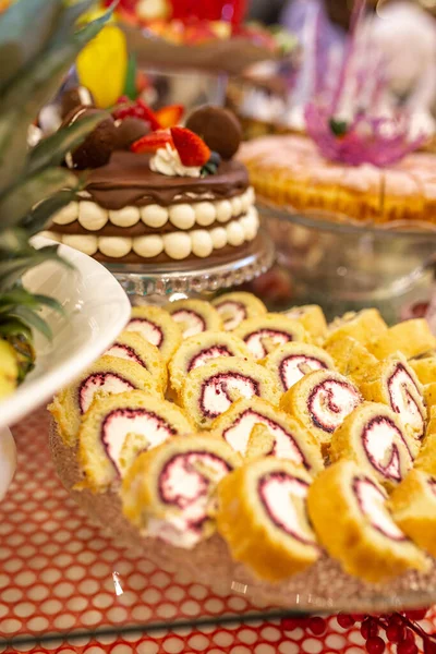 Rouleau Sucré Sur Table Avec Des Bonbons Aux Enfants — Photo