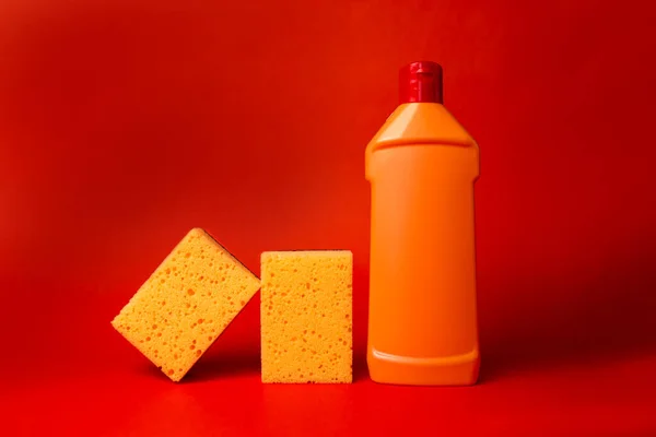 Жовта Губка Апельсинова Пляшка Прибиранням Червоному Тлі — стокове фото
