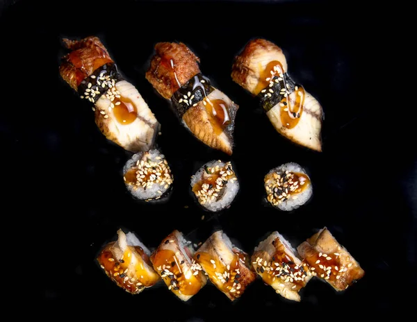 Rulouri Coapte Sushi Fundal Negru Vedere Sus — Fotografie, imagine de stoc