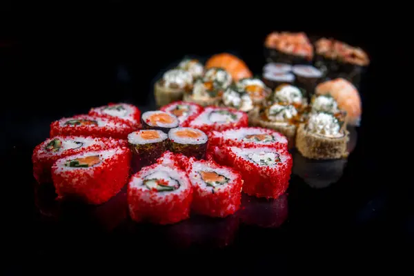 Рулоны Красной Икрой Крупным Планом Черном Фоне Японская Кухня — стоковое фото