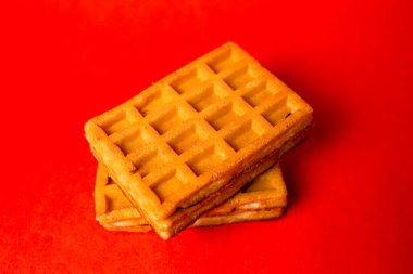 Kırmızı arkaplanı dolduran Belçika waffle 'ları