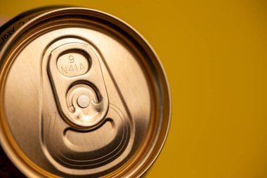 Sarı arka plandaki metal bira kutusunun anahtarı..