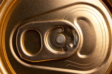 Bira metal kavanozunun anahtarı. Yakın plan..