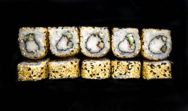 Siyah arka planda susam tohumlu Japon yemekleri..