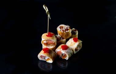 perspektif içinde rulo, siyah arkaplan izole, tasarım için gıda fotoğrafçılık