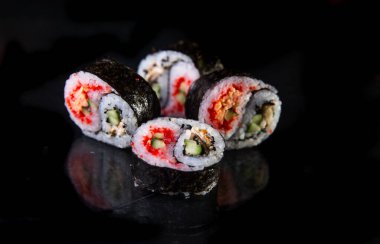 Siyah arka planda ilginç bir tasarımı olan Japon dürümleri.