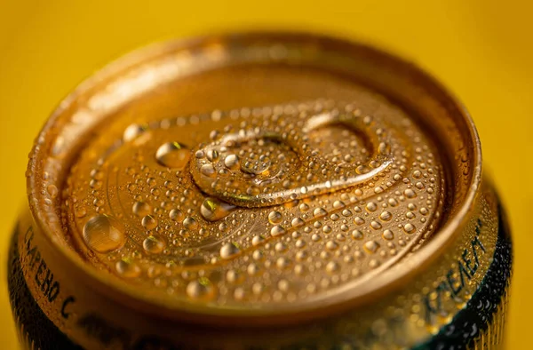 Condensado Uma Lata Cerveja Metal Frio Fundo Amarelo — Fotografia de Stock