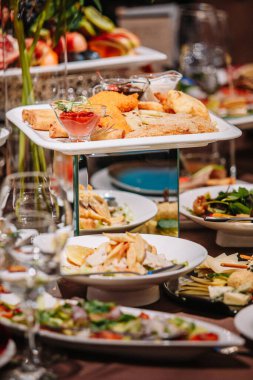 Tatilde restoranda yemekli bir masa..