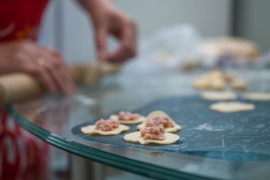 Mutfakta ev yapımı hamur tatlısı yapma süreci..