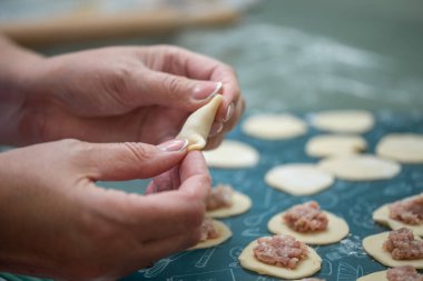 Kadın eli, evde mantı heykeli yapıyor..