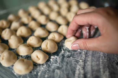 Un masasının üstünde ev yapımı ravioli..