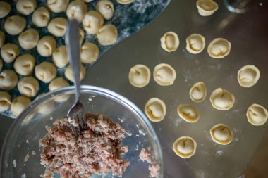 Ev yapımı hamur tatlısı yapmak için malzemeler..