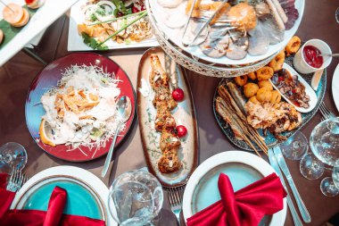 Festivalde restoranda farklı tabaklar vardı. Yukarıdan görüntüle