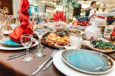 Restaurantta bir masa ve tatilde yemek..