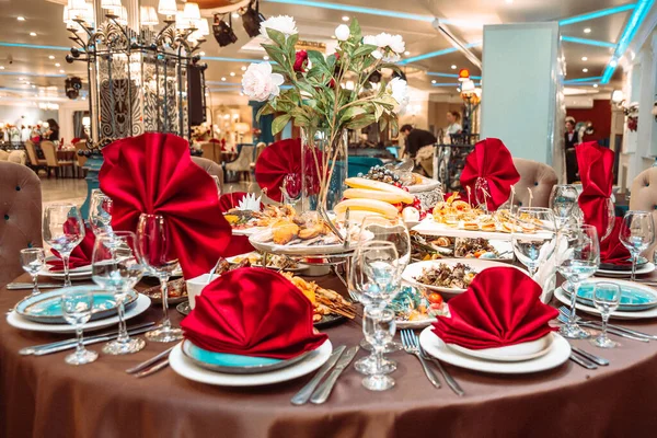 Uma Mesa Restaurante Com Comida Guardanapos Vermelhos — Fotografia de Stock