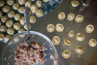 Ev yapımı hamur tatlısı yapmak için malzemeler.