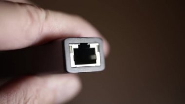 Adaptör üzerinden internet kablosu bağlanıyor