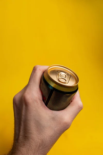 Lata Mão Homem Sobre Fundo Amarelo — Fotografia de Stock