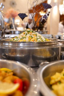 Bir kafede bir kap pirinç ve sebze.